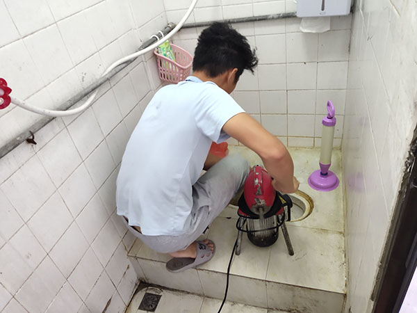 佛坪管道堵塞冒臭气 专业师傅现场解决问题